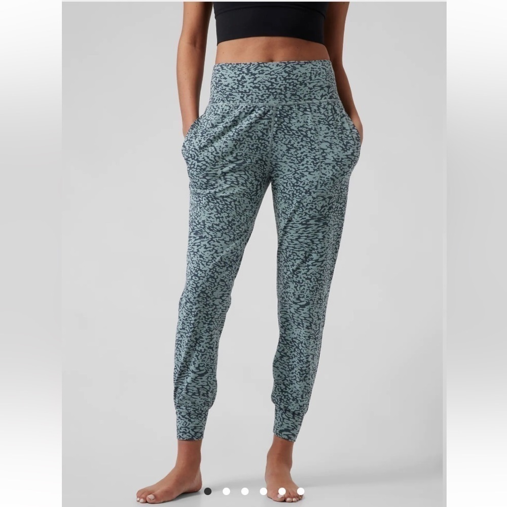Athleta | Women's Salutation Jogger Size Medium Ocelot Spot